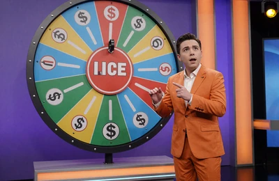 Crazy Time Live Game Show Rad mit Moderator in Studio von Evolution